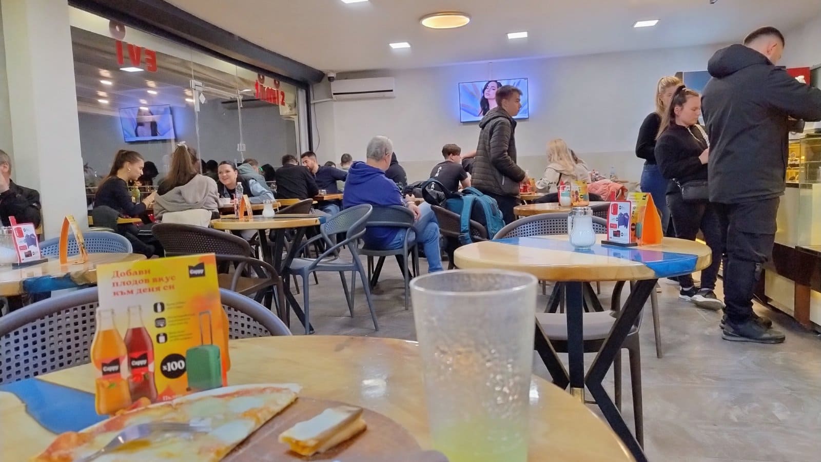 Simit turkish 24/7 cake shop clientele