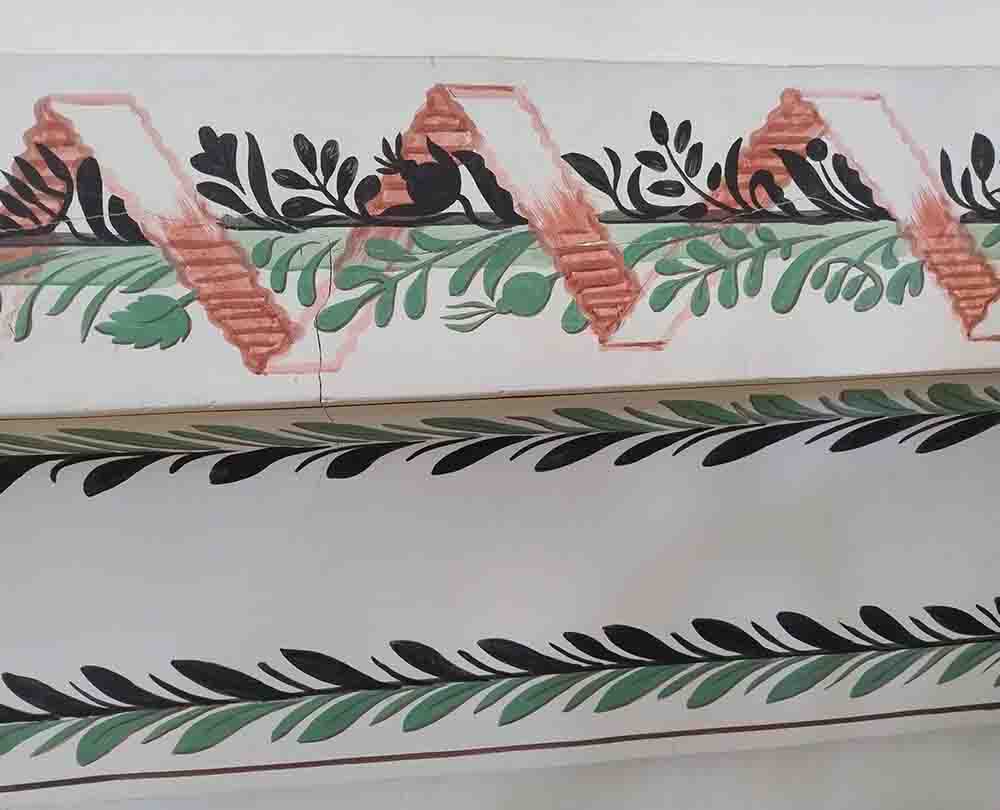 Painted ornaments on the wall of Eski Djamia 